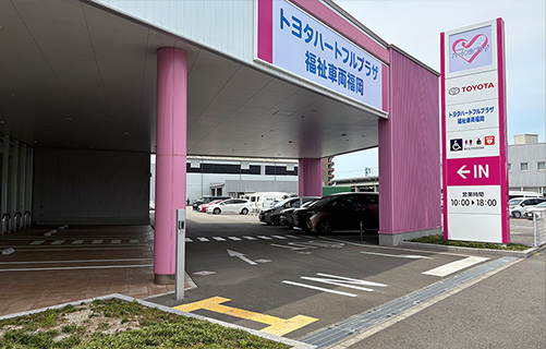 入口から店内まで段差のないつくりです