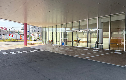 屋根付き駐車場で雨の日も濡れることなくご来店いただけます