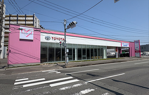 ピンク色の建物が目印です