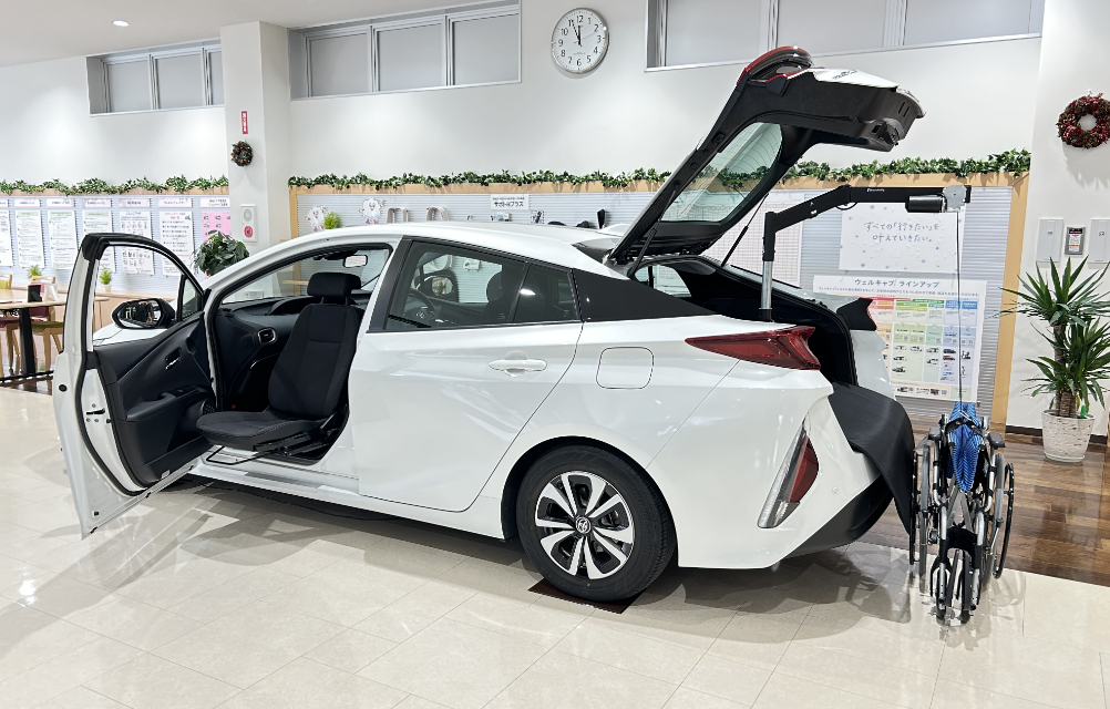 ターンアウト（回転シート） カロリフト（車いす収納リフト装置）